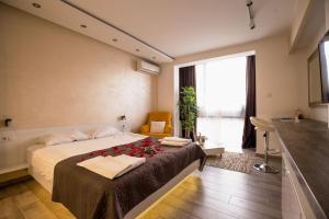 ein Schlafzimmer mit einem Bett mit Rosen darauf in der Unterkunft Luxury Boutique City Center Apartments in Belgrad
