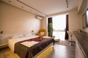 Un pat sau paturi într-o cameră la Luxury Boutique City Center Apartments