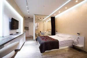 Luxury Boutique City Center Apartments tesisinde bir odada yatak veya yataklar
