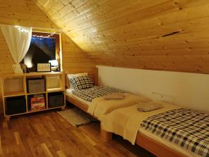 Posteľ alebo postele v izbe v ubytovaní Apartament Zielone Okiennice