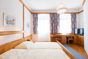 Postel nebo postele na pokoji v ubytování Hotel-Garni Goldenes Kreuz