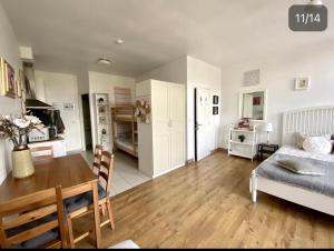 een woonkamer met een tafel en een bed en een keuken bij Sint-Jans Appartments in Antwerpen