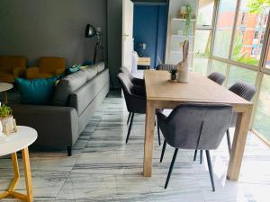 - un salon avec une table et un canapé dans l'établissement Musgrave Seafern, à Durban