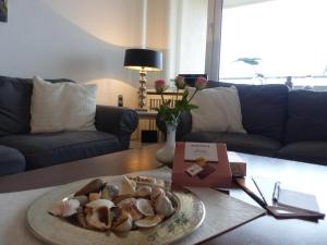 ヴィーク・アウフ・フェールにあるHaus Uthlande Uthlande Whg40 Traumzeitのリビングルーム(マッシュルームの盛り合わせ付) +1枚の写真