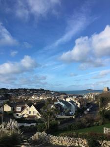 uma vista para uma cidade a partir de uma colina em Appletree em Hugh Town