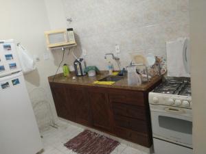 Virtuvė arba virtuvėlė apgyvendinimo įstaigoje Apartamento em Ubatuba