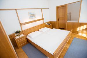 Postel nebo postele na pokoji v ubytování Hotel-Garni Goldenes Kreuz
