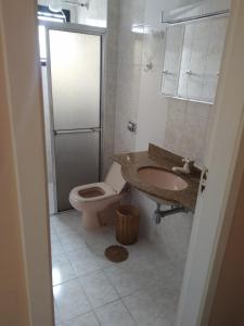 uma casa de banho com um WC e um lavatório em Apartamento em Ubatuba em Ubatuba