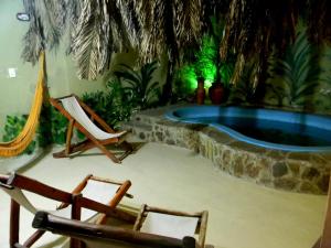 una hamaca y sillas frente a una piscina en Club Hostel Jujuy en San Salvador de Jujuy