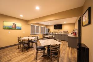 une salle à manger avec une table et des chaises ainsi qu'une cuisine dans l'établissement Cobblestone Inn & Suites - Trenton, à Trenton