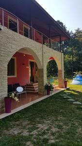 a house with an archway in front of it at Casa Relax in Sânâteşti