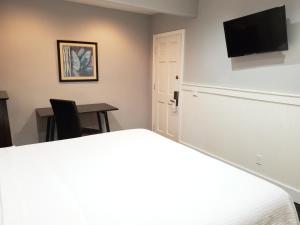En eller flere senge i et værelse på Coronado Island Inn