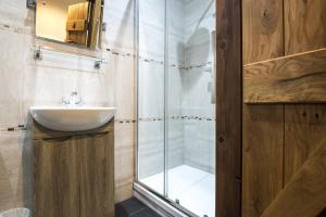 Koupelna v ubytování Orchard Cottage - Luxurious Barn Conversion - Beavers Hill + 37 fotografií