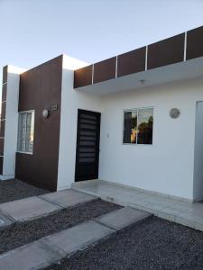 ロスモチスにあるCasa La Marinaの白い建物