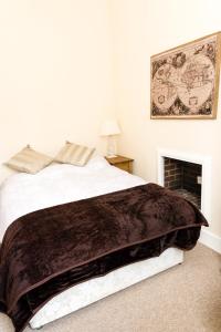 Un dormitorio con una cama con una manta. en Stylish 2 bedroom, city centre apartment, en Aberdeen