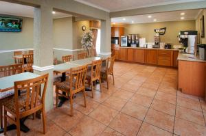 a restaurant with tables and chairs and a kitchen at Travelodge by Wyndham Beckley in Beckley