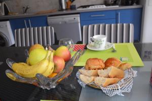 eine Schale mit Obst und Brot auf dem Tisch in der Unterkunft Chambre D'hôtes Et Spa in Agen