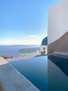 イメロヴィグリにあるLuxury Villa Blue Dome Santoriniの海の景色を望むスイミングプール