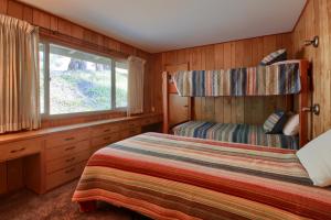 een slaapkamer met een bed en een raam bij 99 Yosemite Mountain Lodge in Wawona