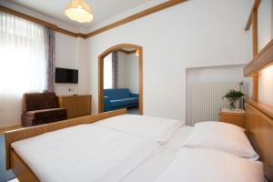 Postel nebo postele na pokoji v ubytování Hotel-Garni Goldenes Kreuz