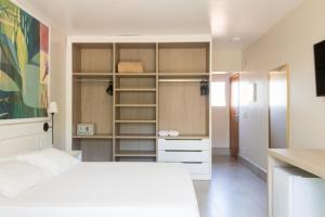 a room with a bed, a desk, and a mirror at Vistabela Resort & Spa in São Sebastião