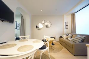 un soggiorno con divano e tavolo di Beautiful 45 m2 apartment in Paris a Parigi