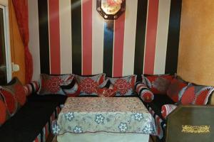 Habitación con sofá y mesa. en un logment limineux toute la journé confortable, en Sale