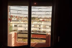 una ventana con vista a un edificio en un logment limineux toute la journé confortable, en Sale 13 fotos más