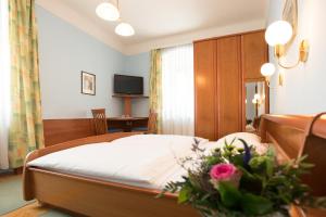 מיטה או מיטות בחדר ב-Hotel-Garni Goldenes Kreuz