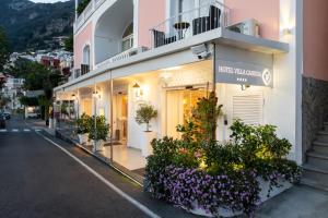 a store with flowers on the side of a street at Hotel Villa Gabrisa in Positano