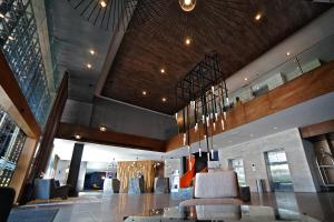 eine Lobby mit Tisch und Stühlen sowie einem Kronleuchter in der Unterkunft Antaris Cintermex in Monterrey + 71 Fotos