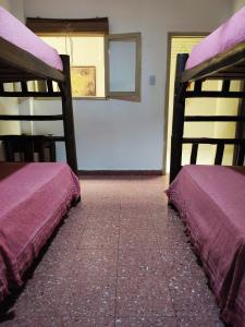 Ein Etagenbett oder Etagenbetten in einem Zimmer der Unterkunft Club Hostel Jujuy