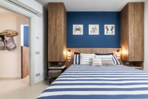 una camera da letto con una parete con accento blu e un letto di CATTOLICA 4 FAMILY Folonari 12 a Cattolica