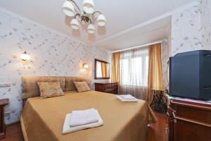 a bedroom with a bed and a flat screen tv at City Inn Apartment Elektrozavodskaya in Moscow