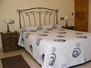 a bedroom with a bed with a black and white blanket at Apartaments l'Arrel in Espot