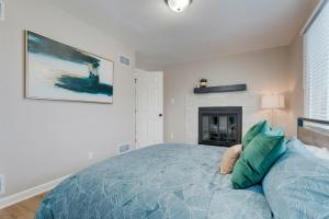- une chambre avec un lit et une cheminée dans l'établissement @ Marbella Lane - 3BR Remote Work Laundry + P, à Longmont