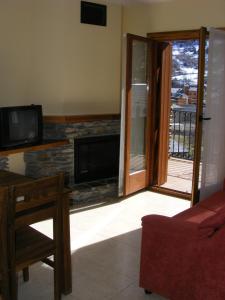 Televízia a/alebo spoločenská miestnosť v ubytovaní Apartaments l'Arrel