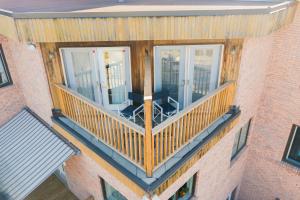 una vista sul soffitto di un balcone su un edificio di Newton Villa a Brampton