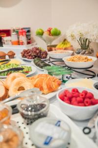 einen Tisch mit vielen verschiedenen Lebensmitteln in der Unterkunft Newton Villa in Brampton