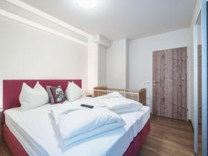 ゴーザウにあるLuxurious Apartment in Gosau near Ski Areaのベッドルーム(白い大型ベッド、白い枕付)