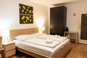um quarto com uma cama grande e toalhas em Central living - Stephansdom Apartments em Viena