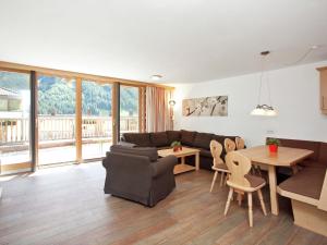 Zona d'estar a Holiday home Drive In Chalet 1
