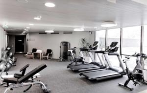 una palestra con diversi tapis roulant e macchine ellittiche di Radisson Blu Hotel Espoo a Espoo Altre 37 foto