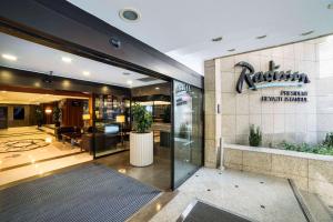 イスタンブールにあるRadisson Hotel President Old Town Istanbulの壁に看板を貼ったホテルのロビー