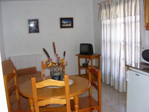 Televízia a/alebo spoločenská miestnosť v ubytovaní Apartaments l'Arrel