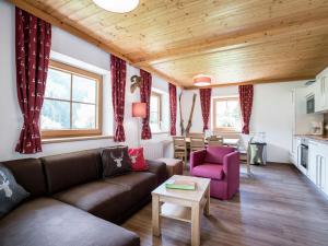 Gallery image of Cozy Holiday Home in Saalbach Hinterglemm with Terrace in Saalbach Hinterglemm
