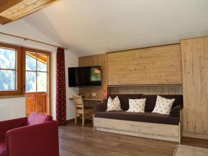 ザールバッハ・ヒンターグレムにあるCozy Holiday Home in Saalbach Hinterglemm with Terraceのリビングルーム(ソファ、テレビ付)