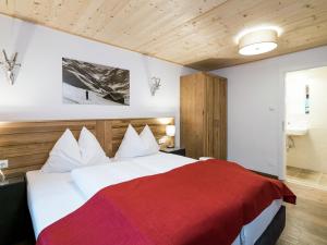 A bed or beds in a room at Cozy Holiday Home in Saalbach Hinterglemm with Terrace