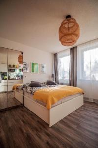um quarto com uma cama grande e uma janela grande em GottwaldHaus - Apartment em Brand-Erbisdorf
