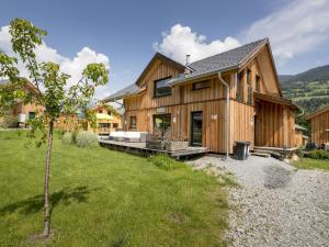 ザンクト・ローレンツェン・オプ・ムーラウにあるModern Chalet in Sankt Georgen ob Murau with outdoor jacuzziの庭木造家屋